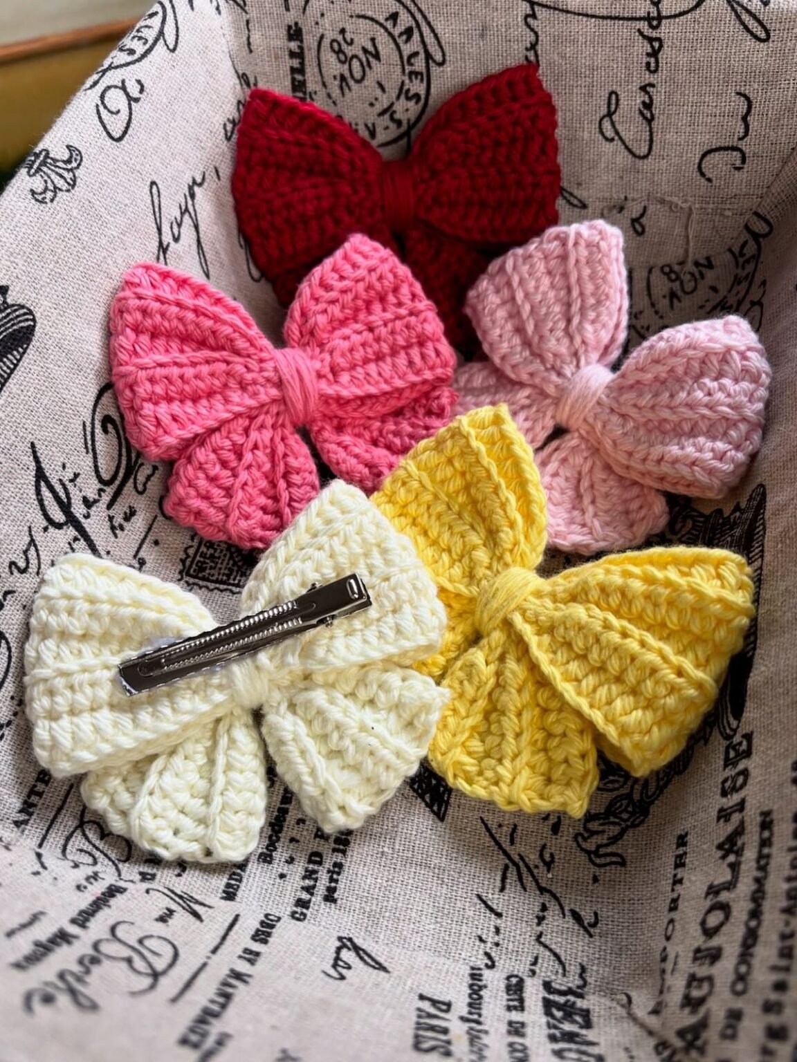 Easy Mini Crochet Bow-Step by Step Tutorial – Yarn and Fabric